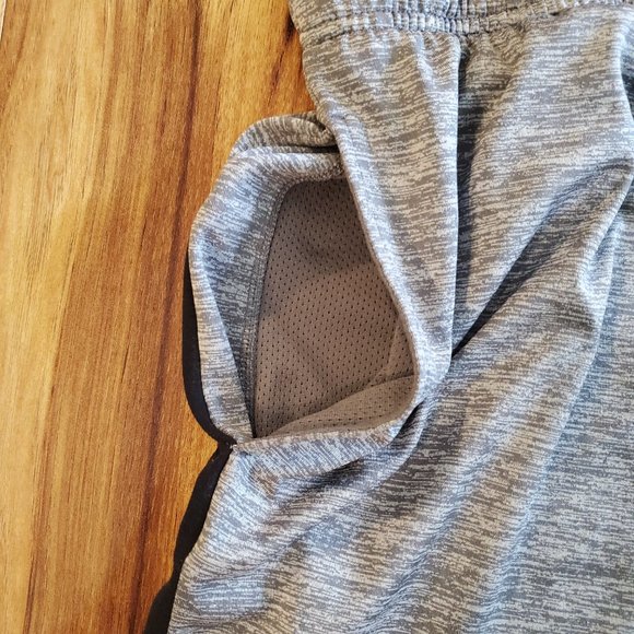 Under Armor Dark Grey Loose Athletic Shorts, size L - Picture 5 of 5